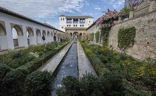 Granada 102 - Generalife - Patio de la Acequia.jpg